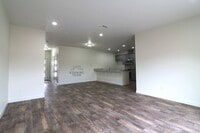 Building Photo - 3 Bedroom, 2.5 Bath + Flex Room Townhome in Kennewick