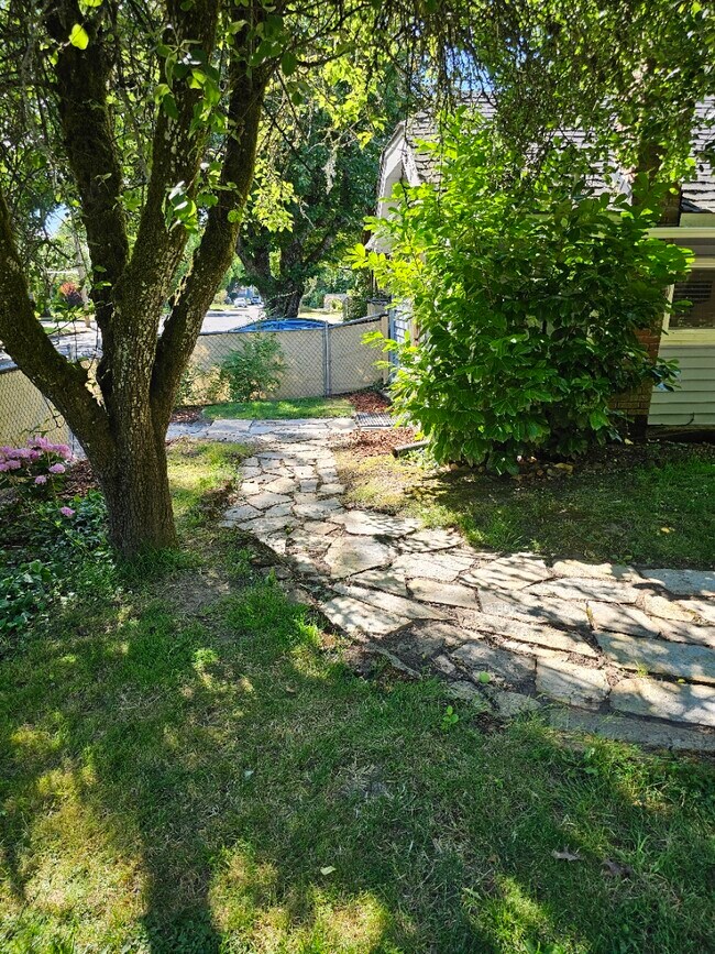 Building Photo - 1310 18th St NE