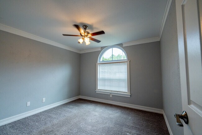 Building Photo - 8933 Bayaud Dr