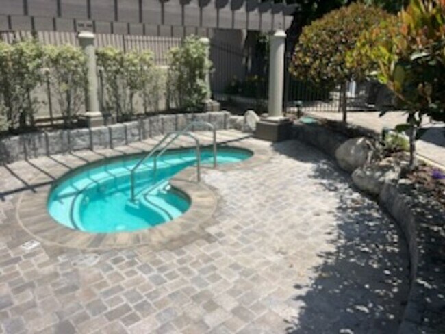 Building Photo - Luxurious Townhouse Located in the exclusi...