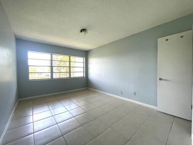 Building Photo - 1101 Crystal Lake Dr