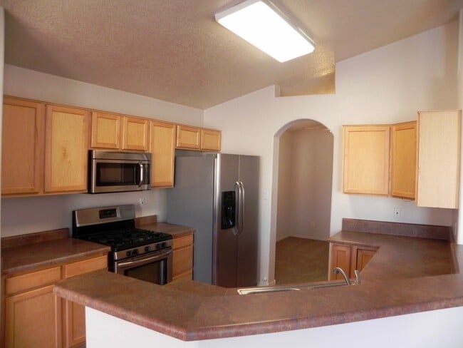Building Photo - Great Single Story Home In Highly Desirabl...