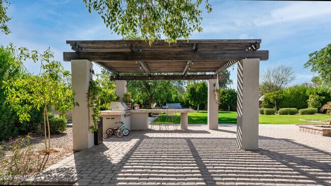 Building Photo - 7417 E Paradise Dr