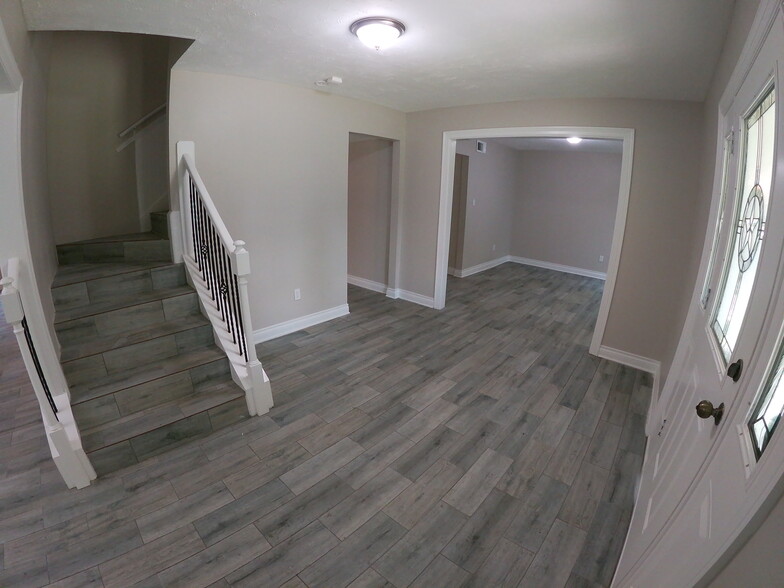 Building Photo - 2614 N Woodloch St