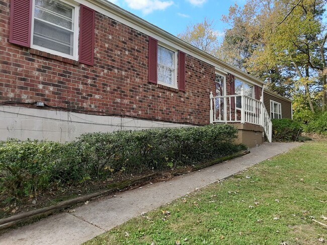 Building Photo - 105 Travis St