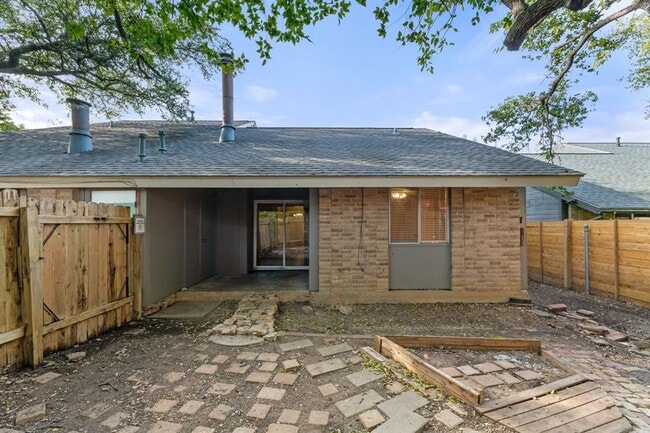 Building Photo - 6901 Woodhue Dr