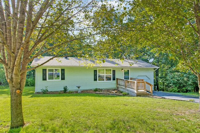 Building Photo - 169 Lakeshire Dr