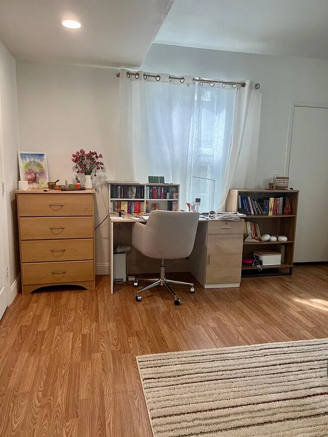 Building Photo - Beautifully Updated Home Near Downtown St. Petersburg! 3bed |3bath