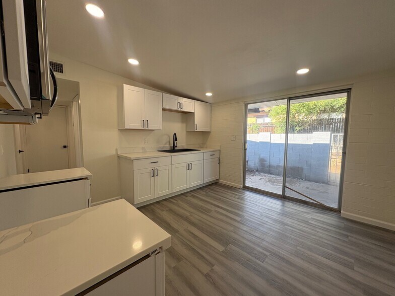 Building Photo - 1508 E Adelaide Dr
