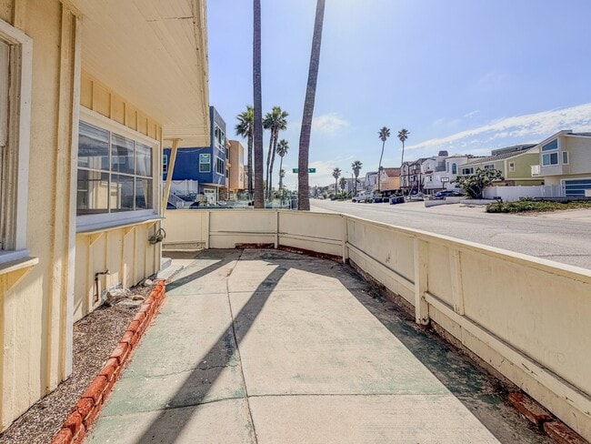 Building Photo - 2 Bed 1 Bath Beach House | Inboard | Silve...