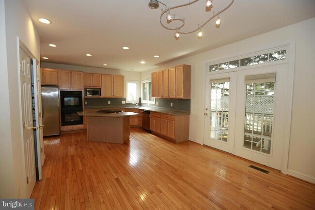 Building Photo - 2339 Sandburg St