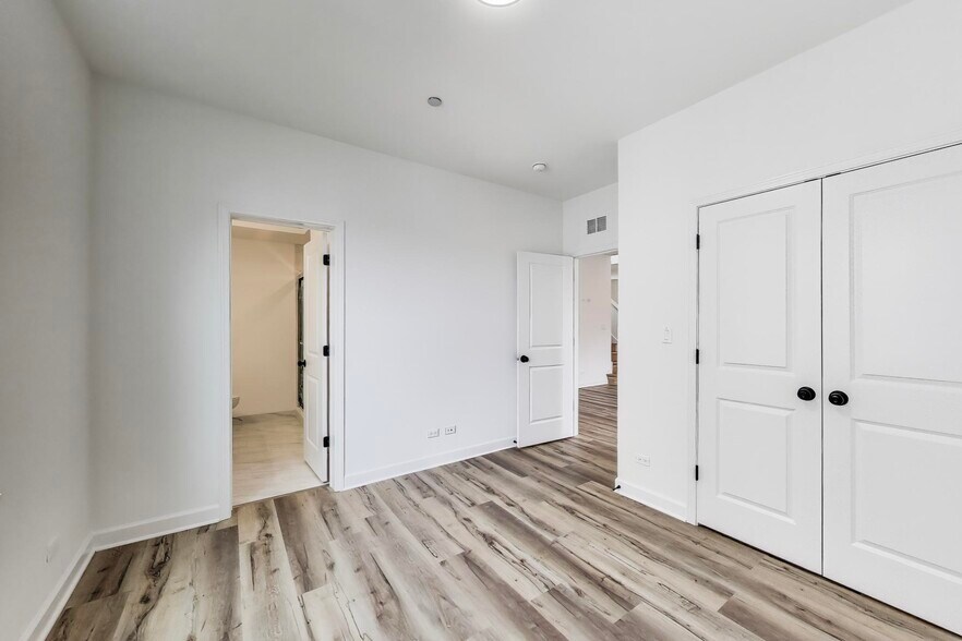 Building Photo - 5126 S Kenwood Ave