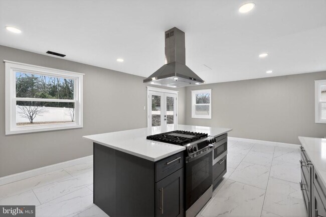 Building Photo - 109 Oak Ave