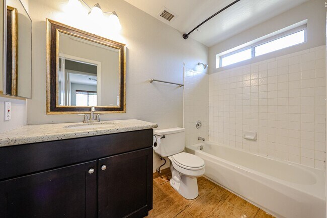 Building Photo - Stunning 3 bedroom, 2.5 bathroom Gold Cour...