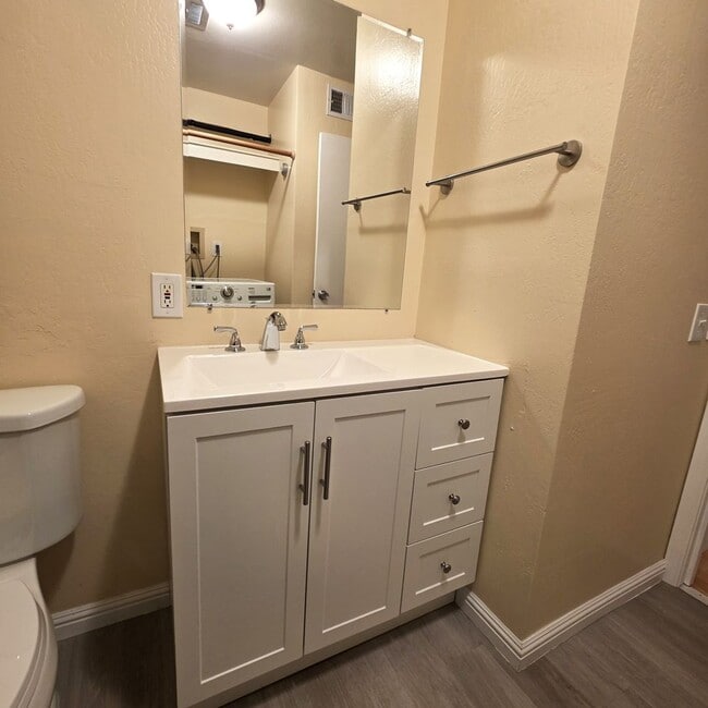 Building Photo - Cute 3BD/1.5BA Townhome with Great Commute location in Danville