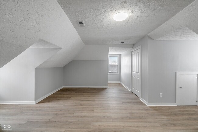 Building Photo - 2224 N Kenwood Ave