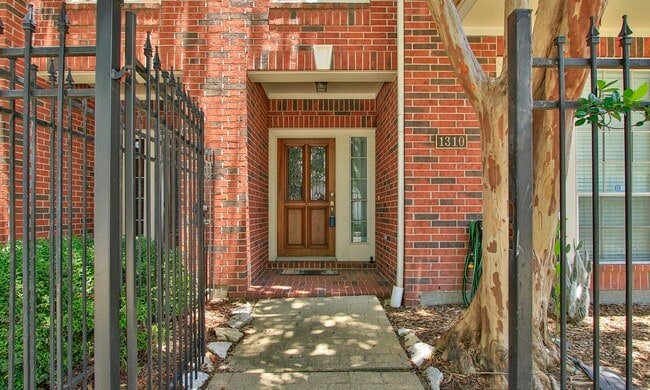 Building Photo - 1310 W Webster St