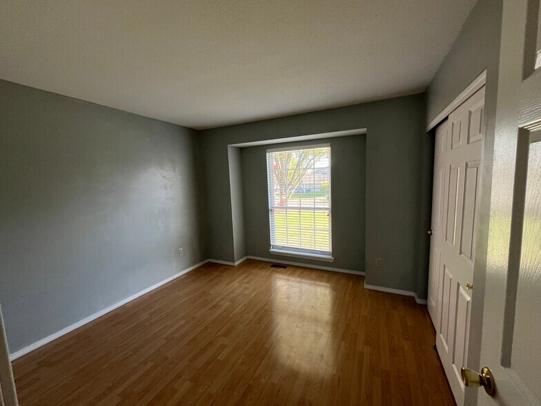 Building Photo - 914 Shandra Dr