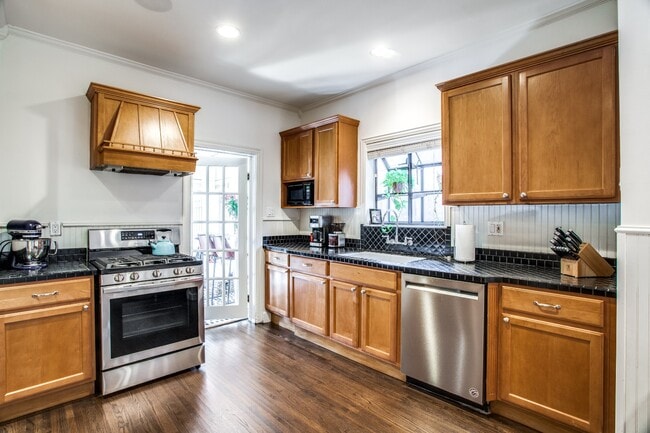 Building Photo - Beautiful home nestled in the heart of the coveted M - Street Neighborhood!