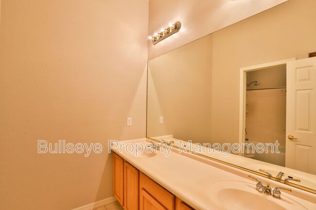 Building Photo - 1550 N Robin Ln