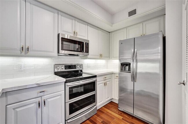 Building Photo - 2421 NE 65th St