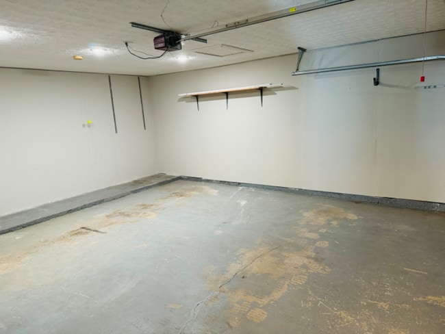 Building Photo - 208 Oak Grove Way