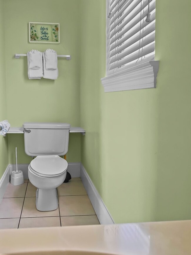 Building Photo - Amazing 3-Bed Condo with HUGE porch on the beach