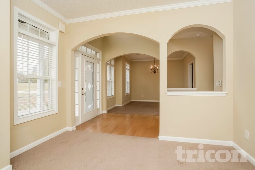 Building Photo - 585 Chastleton Dr