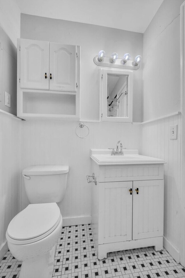 Building Photo - 4 Bed 2 Bath Home | Sylvan Park