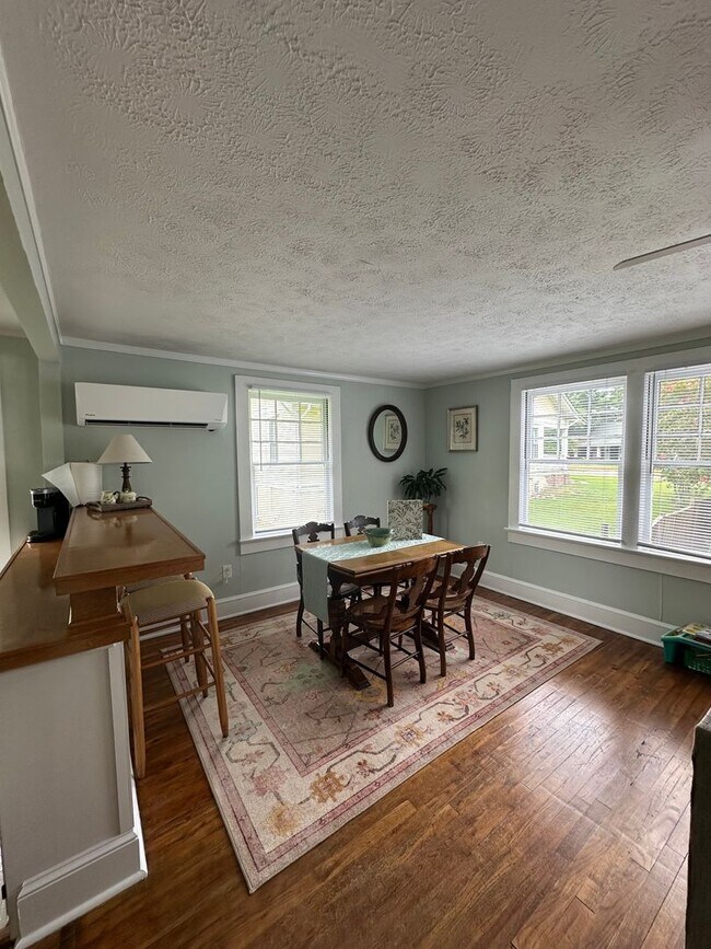 Building Photo - One Bedroom Garage Apartment in 5 Points!!