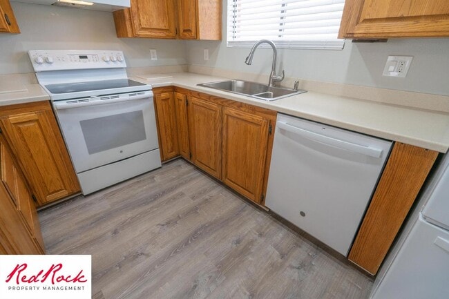 Building Photo - Remodeled 2 Bedroom Townhome. Pet Friendly!