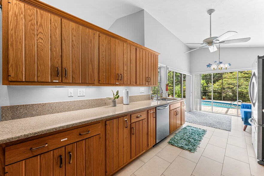 Building Photo - 10370 Main Dr