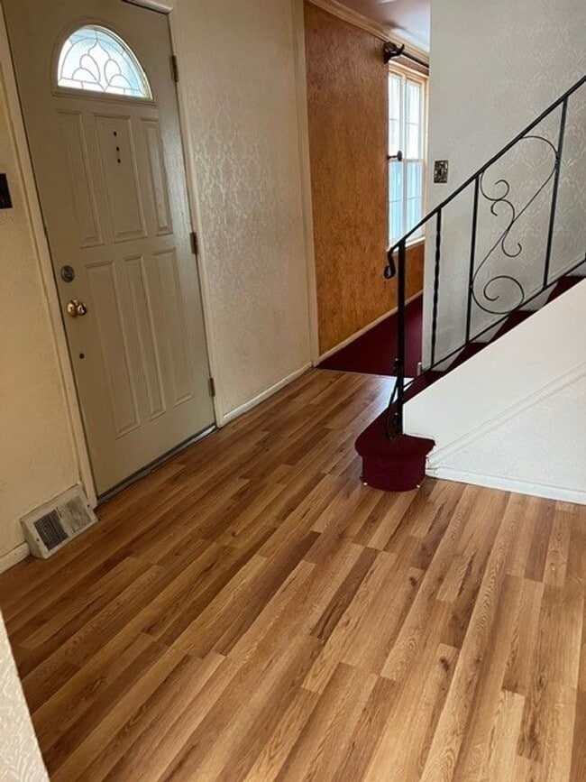 Building Photo - Stunning 6-Bedroom Home with Parking Spot and Large Yard! Available NOW!