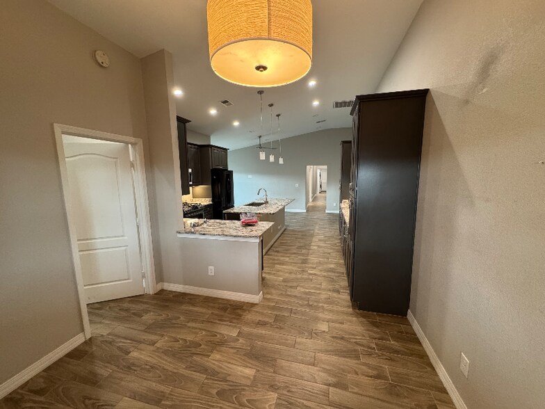 Building Photo - 1558 W 5th St