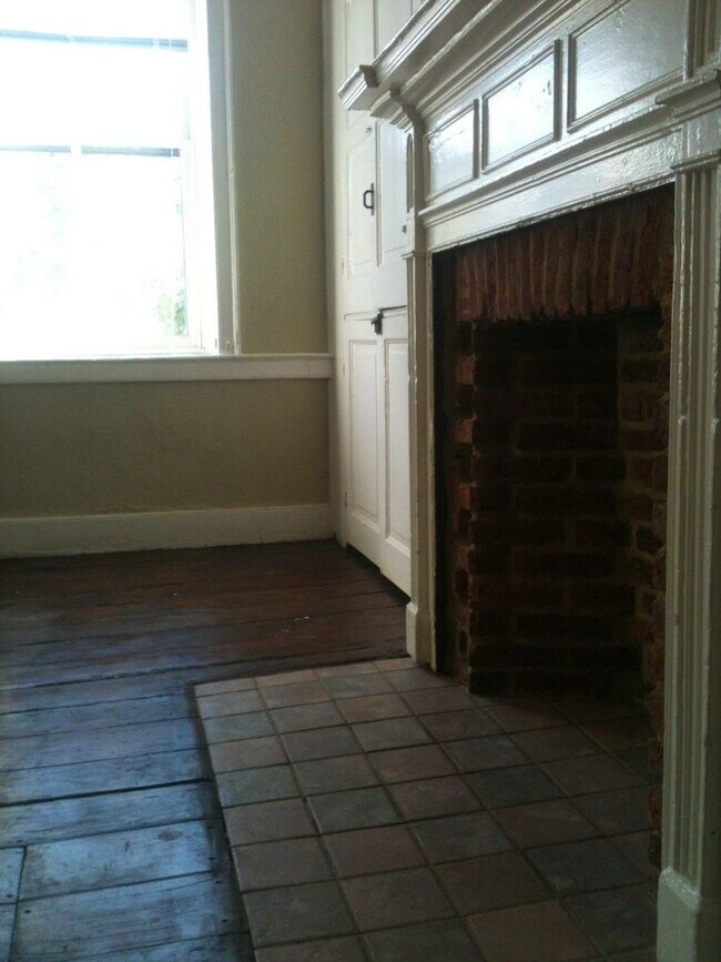 Building Photo - 102 N Bedford St