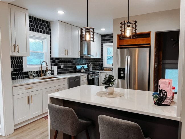 Building Photo - 3923 Victory Blvd