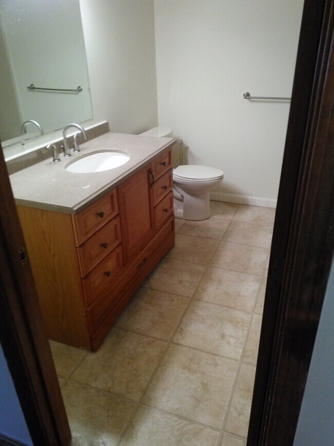 Building Photo - Townhome Style Condo Unit Available For Rent!