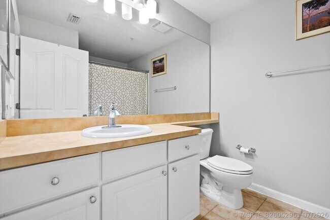 Building Photo - 3303 Myrtlewood Cir E