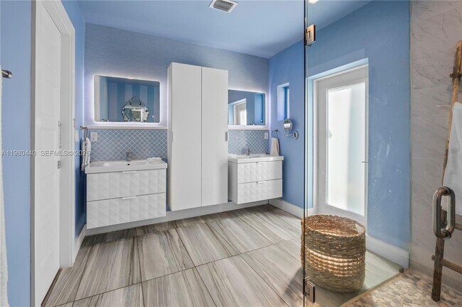 Building Photo - 1121 NE 85th St