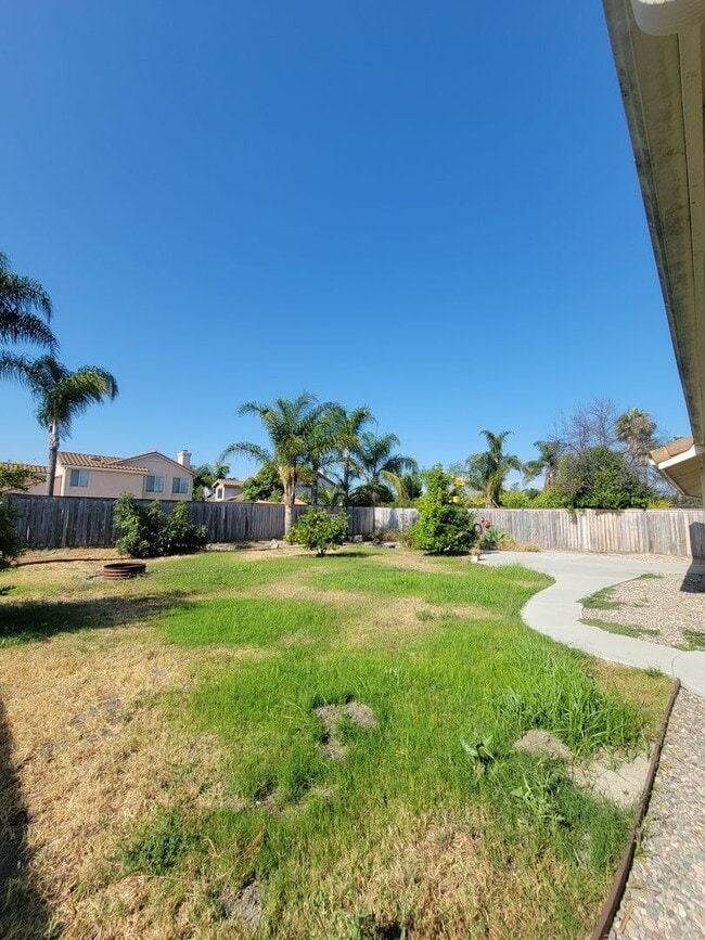 Building Photo - Beautiful 3 Bedroom, 2.5 Bathroom Home wit...