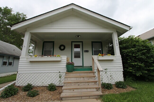 Building Photo - Beautiful 2-bedroom Charmer in Aksarben