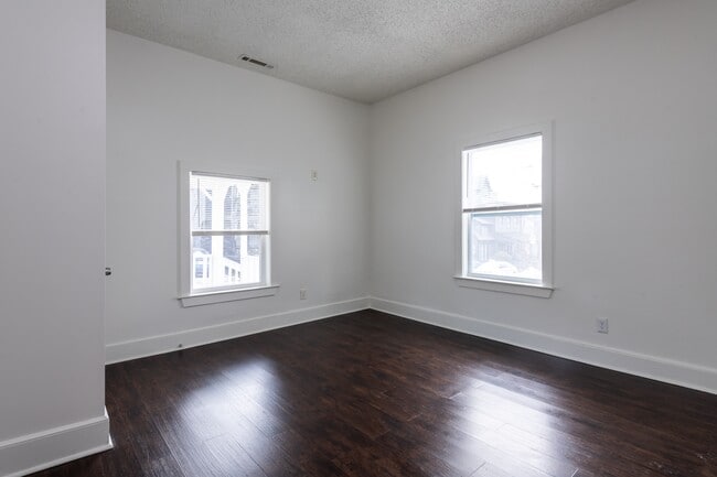 Building Photo - 679 Terry St SE