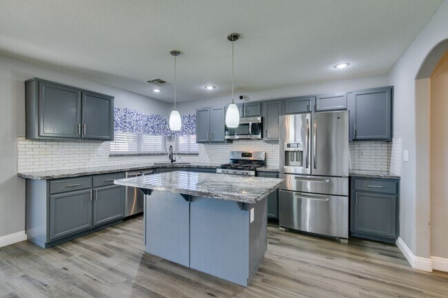 Building Photo - BEAUTIFUL POOL HOME W/RV