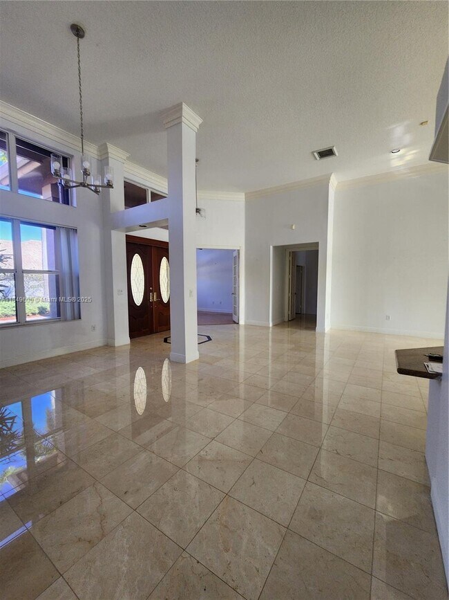 Building Photo - 620 Laurel Ln