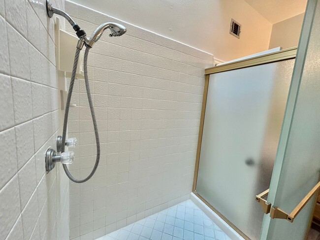 Building Photo - Freshly Painted 2BD/2BA 2 Car Garage with large Backyard