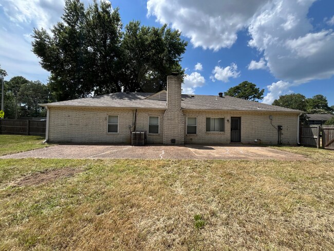 Building Photo - Spacious 4BR/2BA Memphis Home | 1,913 Sq Ft, Hardwood Floors, Brick Fireplace & Fenced Yard