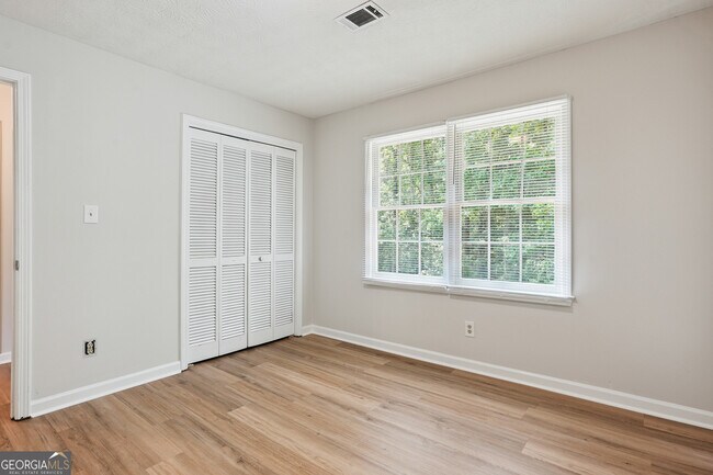 Building Photo - 5206 Clearwater Dr SW