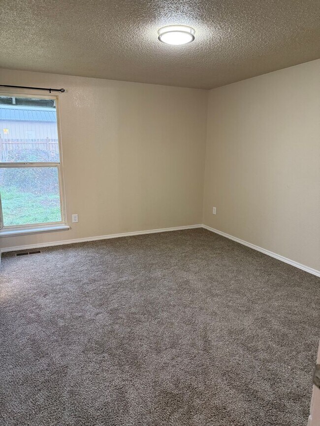 Building Photo - Recently remodeled Spanaway 3bd/1.75ba rambler available now!