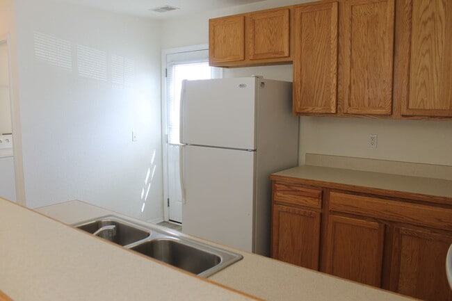Building Photo - Three Bedroom Townhome in University Park with Balcony