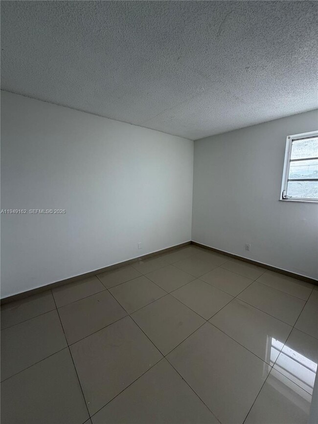 Building Photo - 300 NE 1st Ct